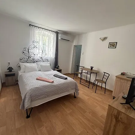 Lola Apartman Eger Exterior photo